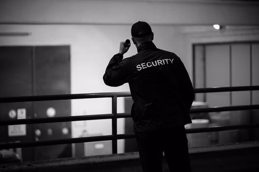 Sicherheitskontrolle auf einem Außengelände